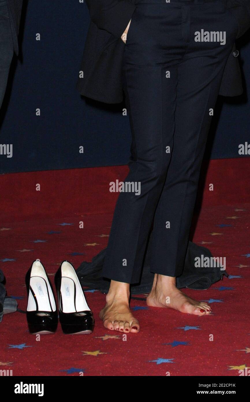 L'actrice Marina Foïs semble fatiguée de ses chaussures Prada, alors  qu'elle assiste à une projection du film 'Polisse' dans un théâtre de  Boulogne-Billancourt, près de Paris, France, le 12 octobre 2011. Photo