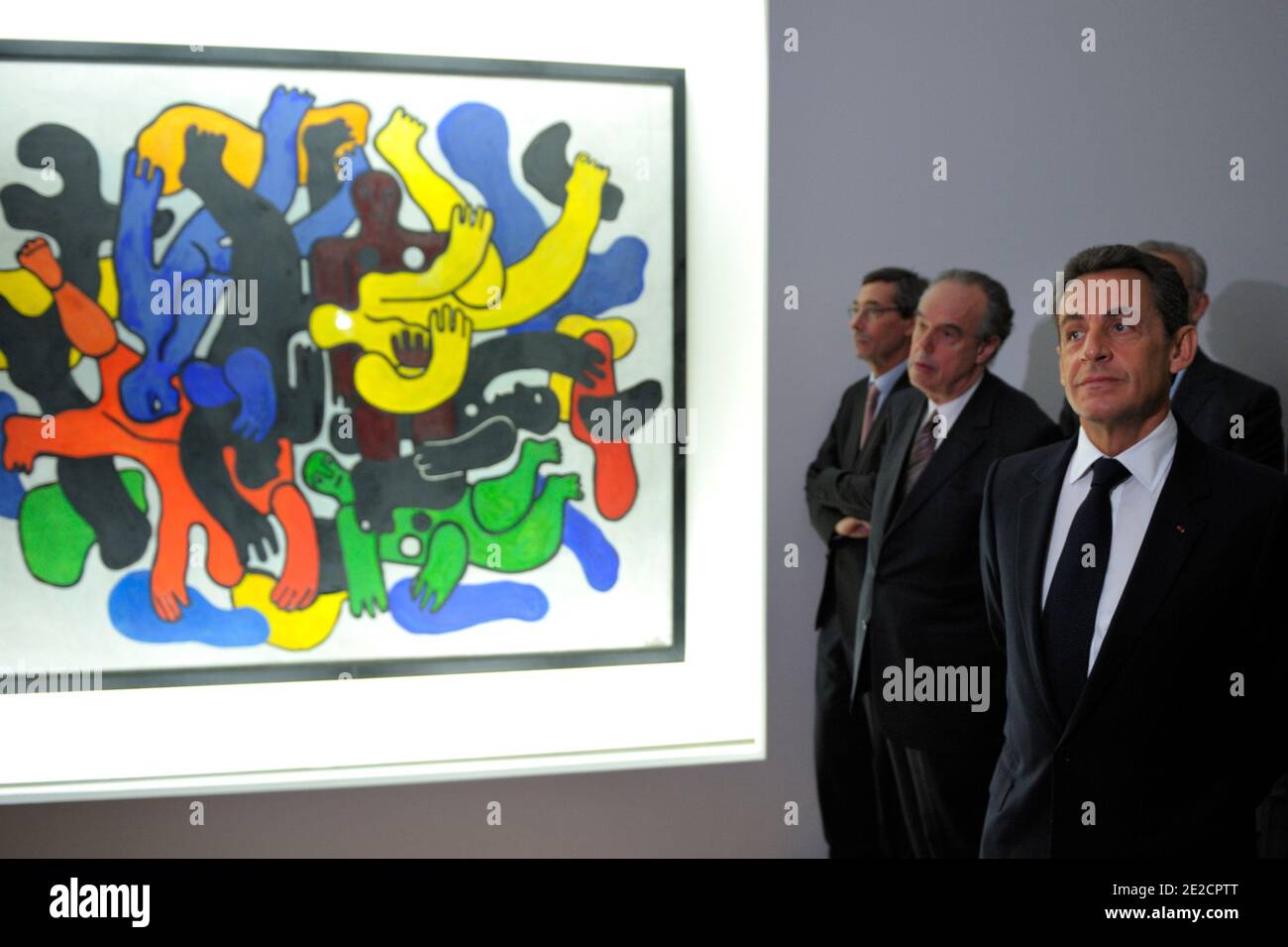 Le président français Nicolas Sarkozy (R) accompagné du ministre de la Culture, Frédéric Mitterrand (2ndR), se promène devant un tableau de Fernand Leger lorsqu'ils visitent le musée itinérant de Beaubourg à Chaumont, dans l'est de la France, le 13 octobre 2011. Photo de Philippe Wojazer/Pool/ABACAPRESS.COM Banque D'Images