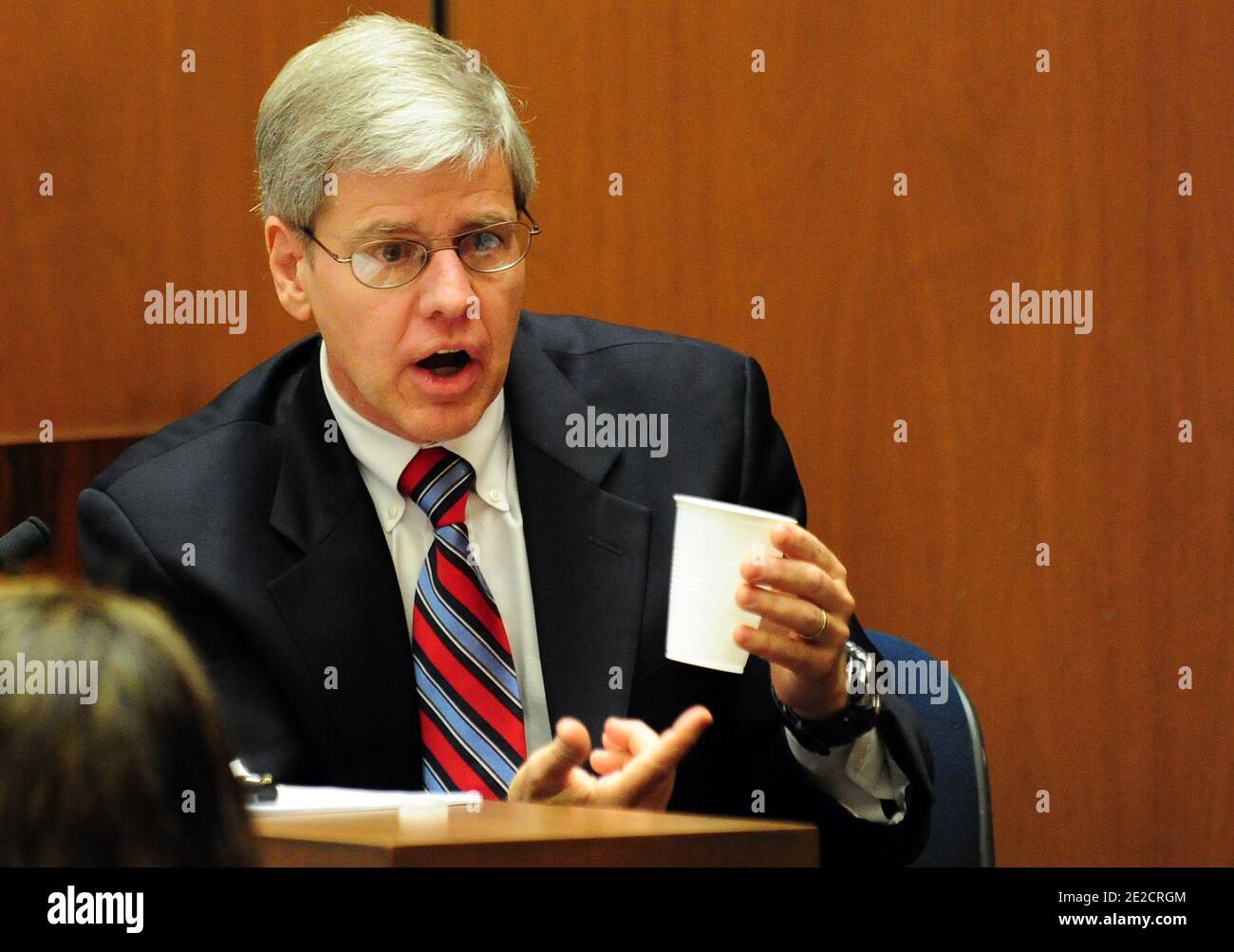 Le Dr Stephen Shafer fait des gestes tout en parlant de la position du témoin pendant le procès du Dr Conrad Murray, à la mort de la pop star Michael Jackson à Los Angeles, le 13 octobre 2011. Photo de Robyn Beck/Pool/ABACAPRESS.COM Banque D'Images