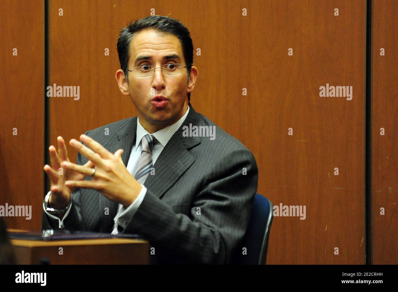 Dr. Nader Kamangar gestes tout en parlant de la stand de témoin pendant le procès de Dr. Conrad Murray dans la mort de la pop star Michael Jackson à Los Angeles, le 13 octobre 2011. Photo de Robyn Beck/Pool/ABACAPRESS.COM Banque D'Images