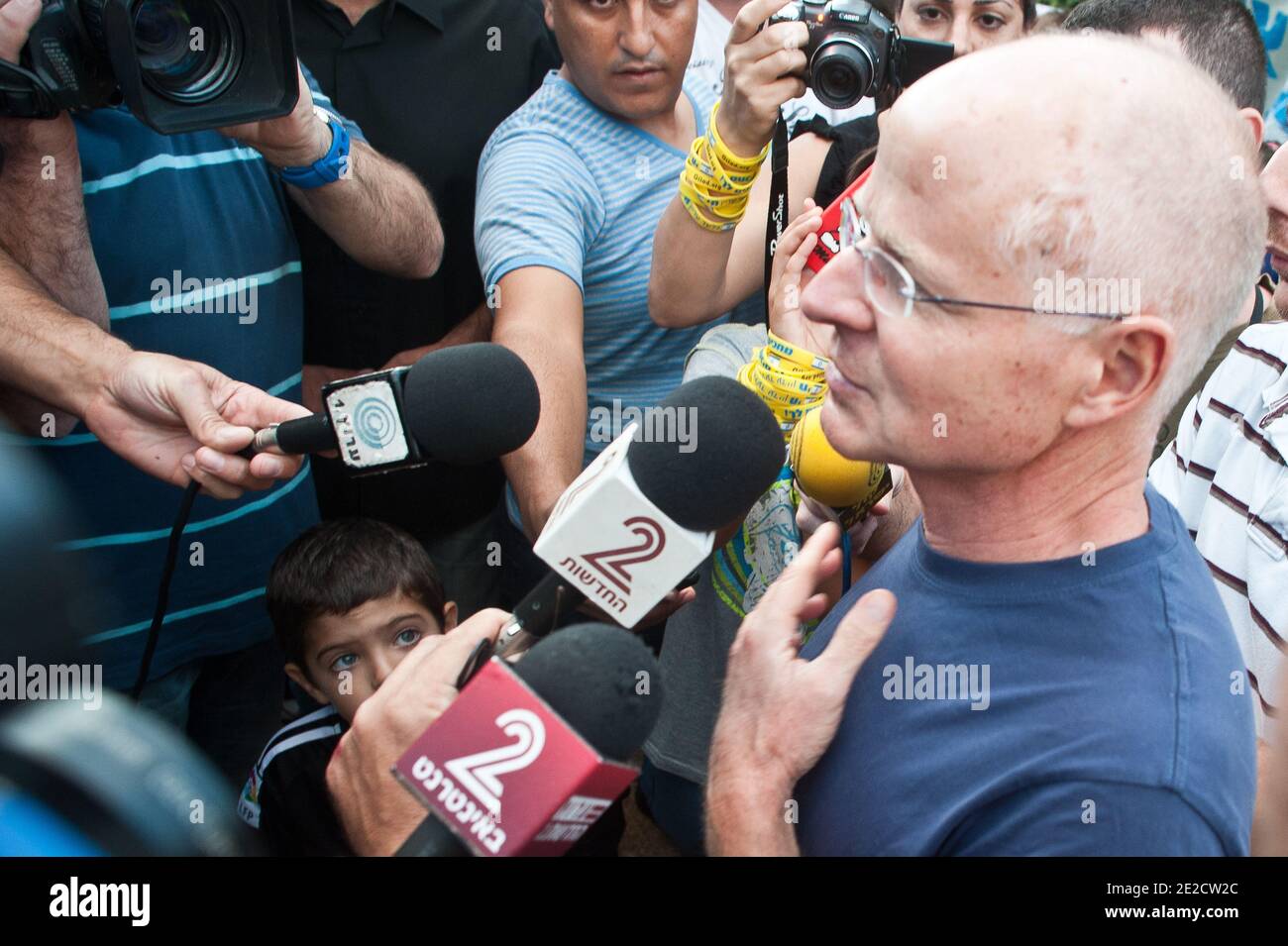 Noam Shalit, père du soldat israélien Gilad Shalit capturé, s'adressant à la presse devant sa maison dans la petite ville de Mitzpe Hila, dans le nord d'Israël, trois jours avant la libération prévue de son fils, le 15 octobre 2011. La famille du soldat Gilad Shalit, kidnappé des FDI, est arrivée mercredi soir dans leur maison après avoir quitté le site de protestation où ils avaient été campés à Jérusalem. Israël et le Hamas ont conclu un accord pour libérer Shalit, détenu par des militants liés au Hamas dans la bande de Gaza depuis le 25 juin 2006, en échange d'un millier de prisonniers palestiniens. Photo de Jorge Novominsky/ABACAPRESS. Banque D'Images