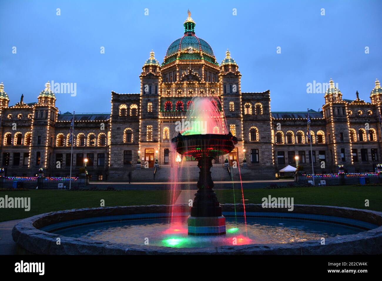 Édifices du Parlement à Victoria, C.-B., Canada à l'heure de Noël dans la ville. Banque D'Images