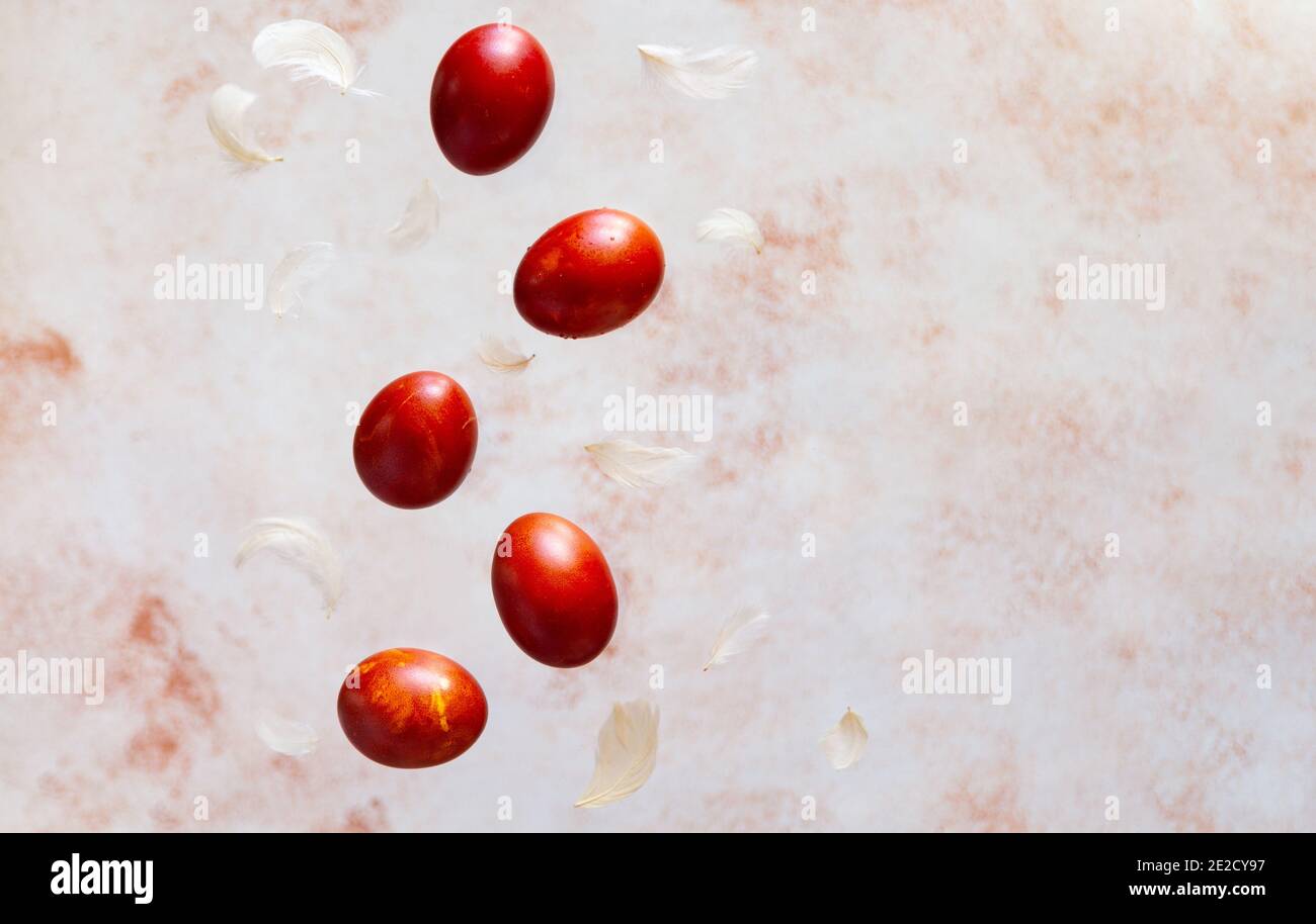 Concept de lévitation de Pâques avec œufs colorés, espace de copie Banque D'Images
