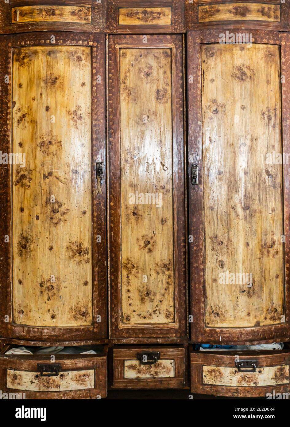 Armoire ancienne en bois soviétique avec trois portes et tiroirs Photo  Stock - Alamy