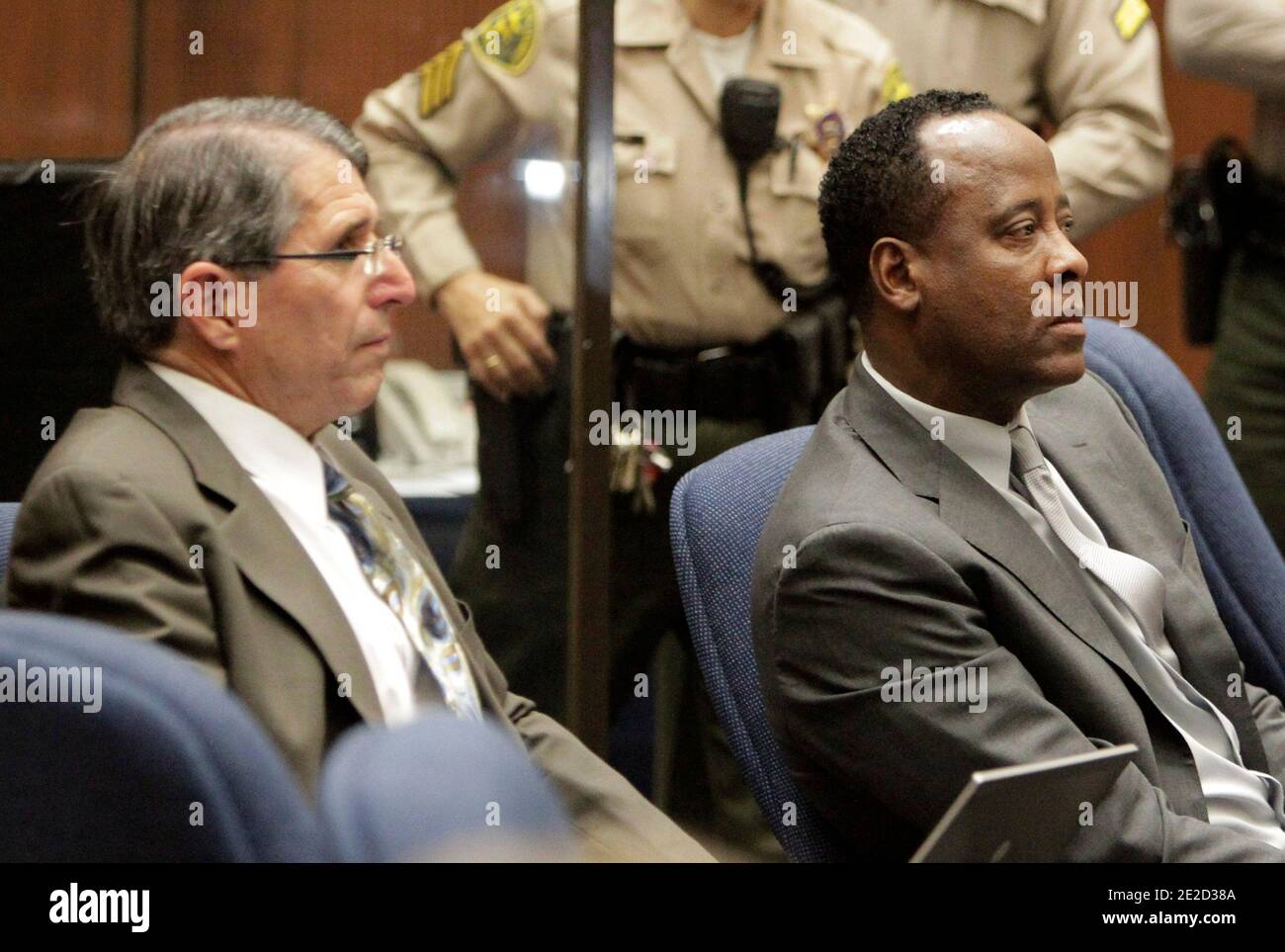 Dans cette photo prise le 20 octobre 2011, l'expert de la défense, le Dr Paul White, à gauche, siège à côté du Dr Conrad Murray lors du procès involontaire d'homicide involontaire de Murray à Los Angeles, CA, États-Unis, le 21 octobre 2011. Le juge Michael Pastor a établi une audience du 16 novembre pour déterminer s'il devrait trouver le Dr White, un expert clé de la défense, pour mépriser d'avoir parlé jeudi à un journaliste en violation d'une ordonnance de bâillon. Photo de Reed Saxon/Pool/ABACAPRESS.COM Banque D'Images