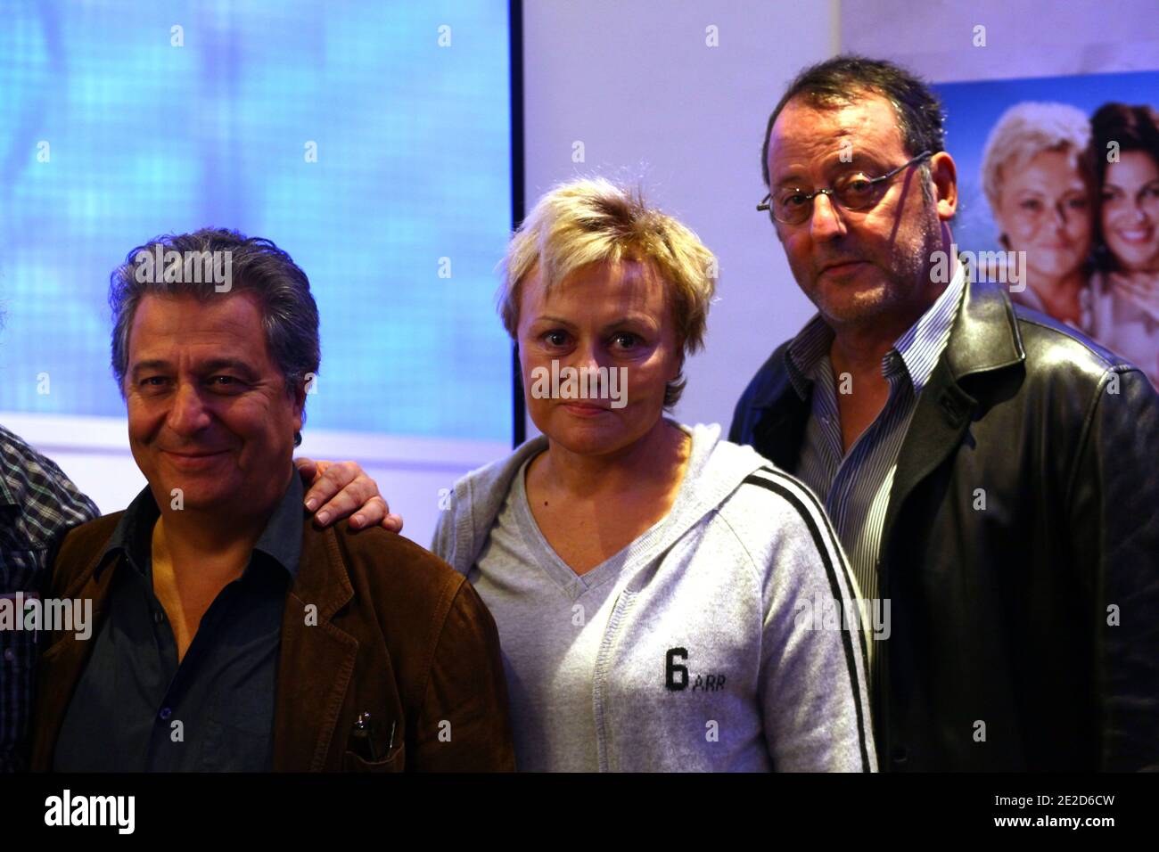 G-D) réalisateur/acteur français Christian clavier, actrice Muriel Robin et  acteur Jean Reno lors d'une conférence de presse avant la projection du  nouveau film 'on ne choisit pas sa famille', à Lille, dans