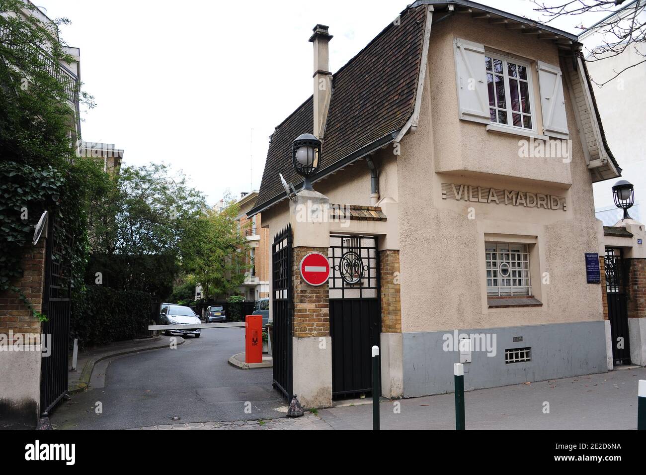 Entrée de la Villa de Madrid à Neuilly-sur-Seine, près de Paris, le 27 octobre 2011, où l'éminent collectionneur d'art et promoteur immobilier Claude Dray a été trouvé abattu, le 25 octobre matin, à sa maison. Photo de Mousse/ABACAPRESS.COM Banque D'Images