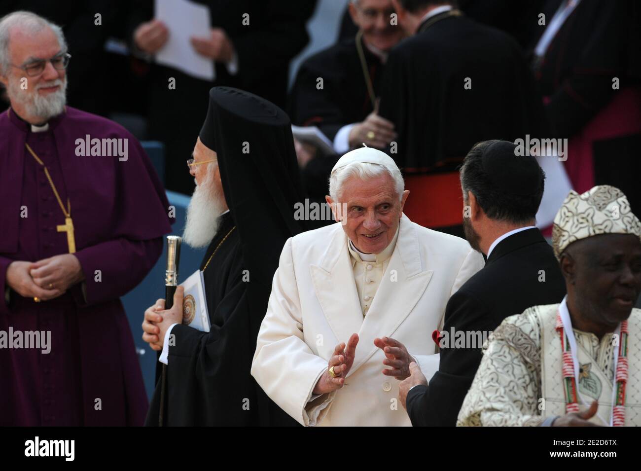 Le Pape Benoît XVI assiste à la "prière pour la paix", une rencontre  interreligieuse dans la ville italienne de pèlerinage d'Assise, en Italie,  le 27 octobre 2011. Le pape Benoît XVI a