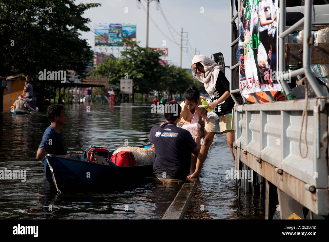 Les victimes des inondations traversent un quartier inondé dans le district de Ban Mai à Bangkok, au nord de l'aéroport Don Muang, car les eaux montantes menacent certaines parties de Bangkok, en Thaïlande, le 26 octobre 2011. Des centaines d'usines ont fermé dans la province centrale de la Thaïlande d'Ayutthaya et de Nonthaburi alors que les eaux d'inondation ont commencé à atteindre Bangkok. Selon le Département de la prévention et de l'atténuation des catastrophes, près de 370 personnes sont mortes dans des incidents liés aux inondations depuis la fin de juillet, la Thaïlande ayant connu les pires inondations depuis 50 ans. Photo de Frédéric Belge/ABACAPRESS.COM Banque D'Images