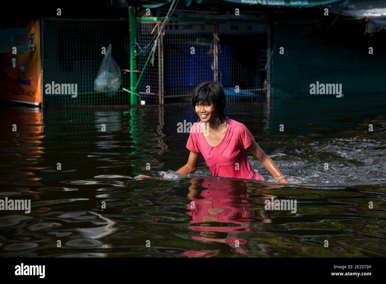 Les victimes des inondations traversent un quartier inondé dans le district de Ban Mai à Bangkok, au nord de l'aéroport Don Muang, car les eaux montantes menacent certaines parties de Bangkok, en Thaïlande, le 26 octobre 2011. Des centaines d'usines ont fermé dans la province centrale de la Thaïlande d'Ayutthaya et de Nonthaburi alors que les eaux d'inondation ont commencé à atteindre Bangkok. Selon le Département de la prévention et de l'atténuation des catastrophes, près de 370 personnes sont mortes dans des incidents liés aux inondations depuis la fin de juillet, la Thaïlande ayant connu les pires inondations depuis 50 ans. Photo de Frédéric Belge/ABACAPRESS.COM Banque D'Images