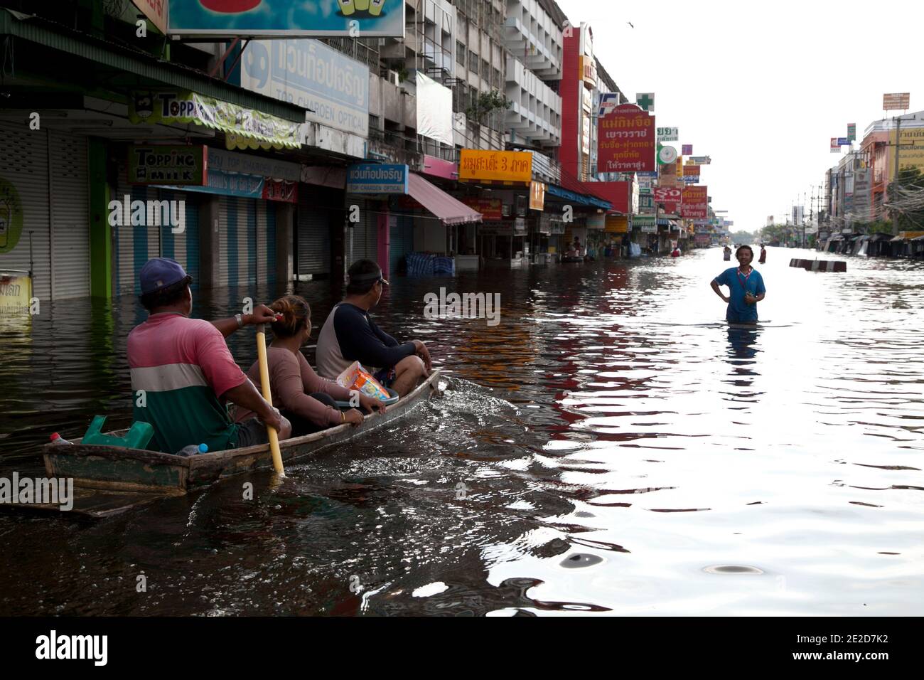 Les victimes des inondations traversent un quartier inondé dans le district de Ban Mai à Bangkok, au nord de l'aéroport Don Muang, car les eaux montantes menacent certaines parties de Bangkok, en Thaïlande, le 26 octobre 2011. Des centaines d'usines ont fermé dans la province centrale de la Thaïlande d'Ayutthaya et de Nonthaburi alors que les eaux d'inondation ont commencé à atteindre Bangkok. Selon le Département de la prévention et de l'atténuation des catastrophes, près de 370 personnes sont mortes dans des incidents liés aux inondations depuis la fin de juillet, la Thaïlande ayant connu les pires inondations depuis 50 ans. Photo de Frédéric Belge/ABACAPRESS.COM Banque D'Images