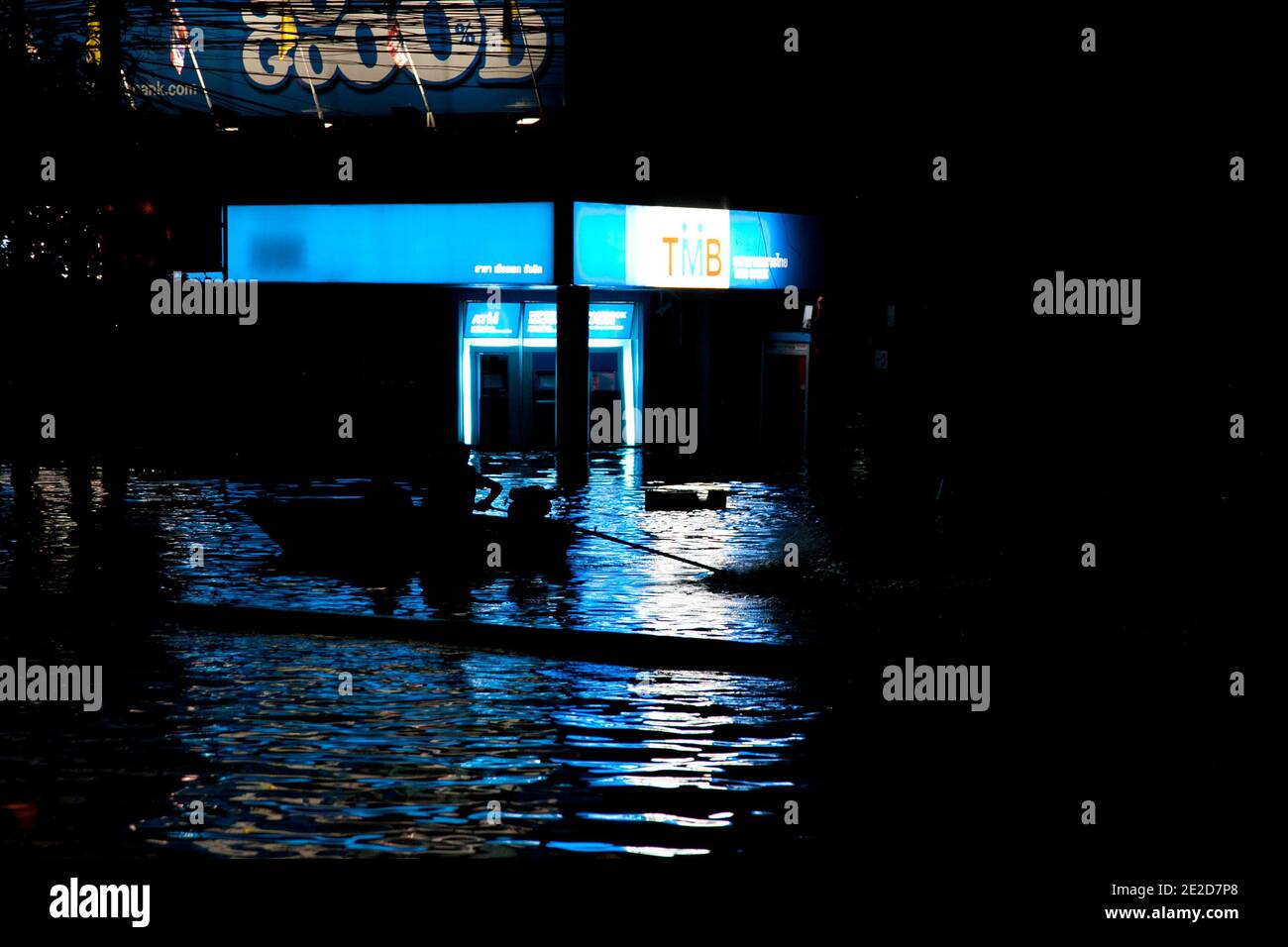 Les victimes des inondations traversent un quartier inondé dans le district de Ban Mai à Bangkok, au nord de l'aéroport Don Muang, car les eaux montantes menacent certaines parties de Bangkok, en Thaïlande, le 26 octobre 2011. Des centaines d'usines ont fermé dans la province centrale de la Thaïlande d'Ayutthaya et de Nonthaburi alors que les eaux d'inondation ont commencé à atteindre Bangkok. Selon le Département de la prévention et de l'atténuation des catastrophes, près de 370 personnes sont mortes dans des incidents liés aux inondations depuis la fin de juillet, la Thaïlande ayant connu les pires inondations depuis 50 ans. Photo de Frédéric Belge/ABACAPRESS.COM Banque D'Images