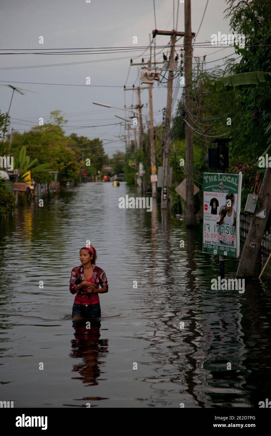 Les victimes des inondations traversent un quartier inondé dans le district de Ban Mai à Bangkok, au nord de l'aéroport Don Muang, car les eaux montantes menacent certaines parties de Bangkok, en Thaïlande, le 26 octobre 2011. Des centaines d'usines ont fermé dans la province centrale de la Thaïlande d'Ayutthaya et de Nonthaburi alors que les eaux d'inondation ont commencé à atteindre Bangkok. Selon le Département de la prévention et de l'atténuation des catastrophes, près de 370 personnes sont mortes dans des incidents liés aux inondations depuis la fin de juillet, la Thaïlande ayant connu les pires inondations depuis 50 ans. Photo de Frédéric Belge/ABACAPRESS.COM Banque D'Images