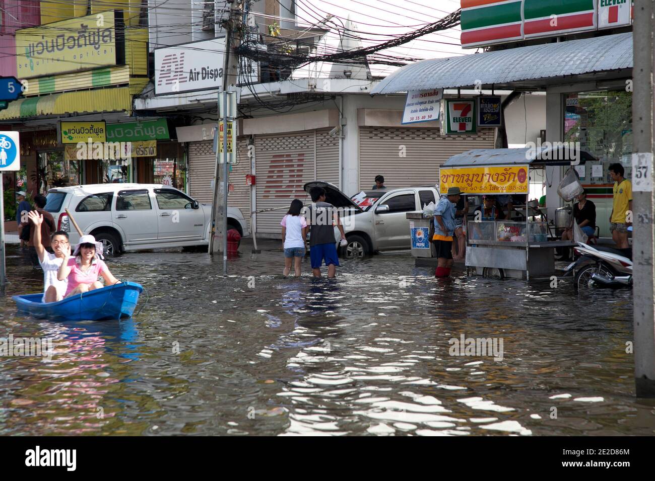 Les victimes des inondations tentent de rentrer chez elles sur la route de Vibavadi, alors que les eaux en hausse menacent certaines parties de Bangkok, en Thaïlande, le 29 octobre 2011. Des centaines d'usines ont fermé dans la province centrale de la Thaïlande d'Ayutthaya et de Nonthaburi alors que les eaux d'inondation ont commencé à atteindre Bangkok. Selon le Département de la prévention et de l'atténuation des catastrophes, près de 370 personnes sont mortes dans des incidents liés aux inondations depuis la fin de juillet, la Thaïlande ayant connu les pires inondations depuis 50 ans. Photo de Frédéric Belge/ABACAPRESS.COM Banque D'Images