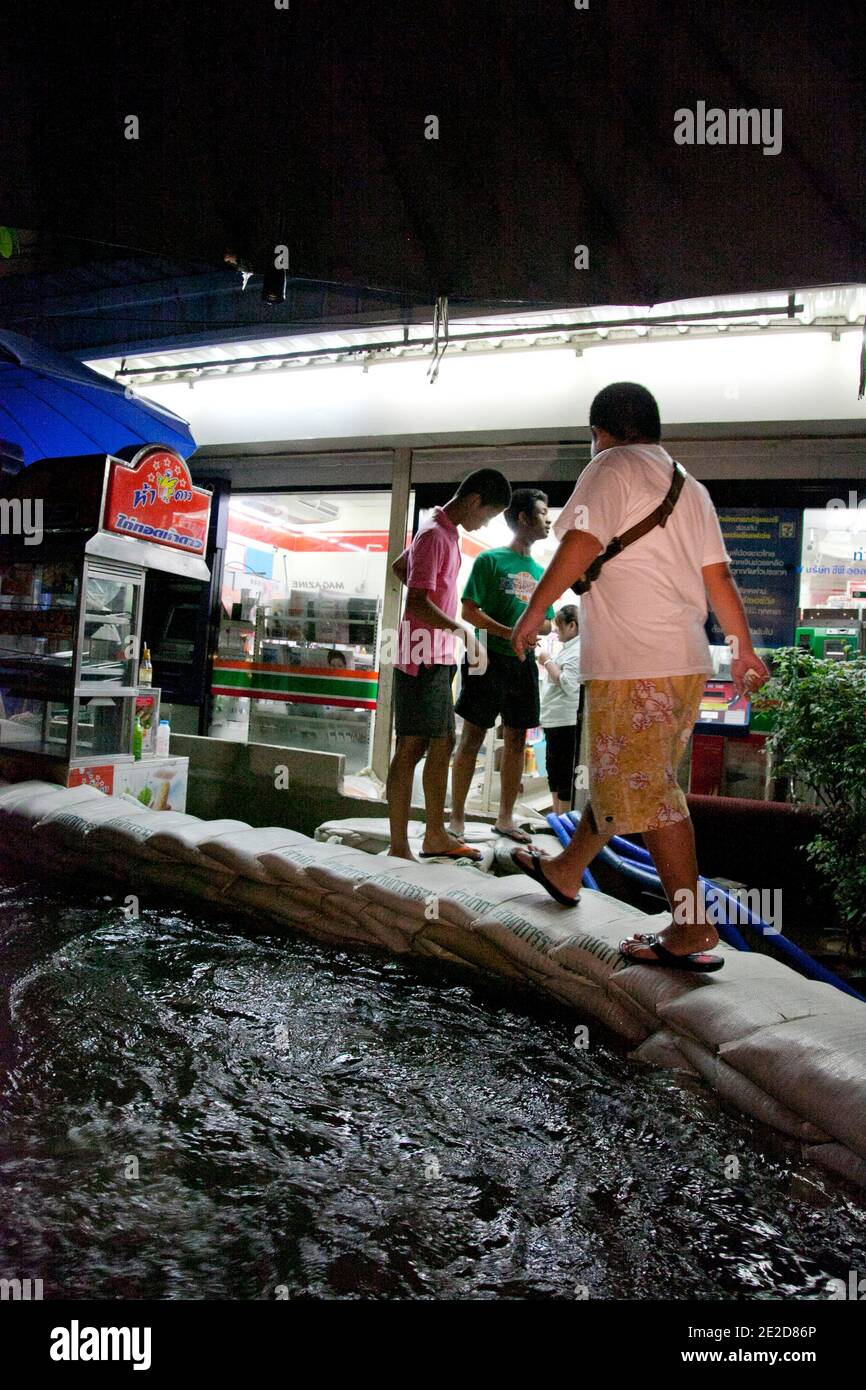 Les victimes des inondations arrivent pour faire du shopping à 7-11 sur le palier de Chan Pier, alors que les eaux montantes menacent certaines parties de Bangkok, Thaïlande, le 29 octobre 2011. Des centaines d'usines ont fermé dans la province centrale de la Thaïlande d'Ayutthaya et de Nonthaburi alors que les eaux d'inondation ont commencé à atteindre Bangkok. Selon le Département de la prévention et de l'atténuation des catastrophes, près de 370 personnes sont mortes dans des incidents liés aux inondations depuis la fin de juillet, la Thaïlande ayant connu les pires inondations depuis 50 ans. Photo de Frédéric Belge/ABACAPRESS.COM Banque D'Images