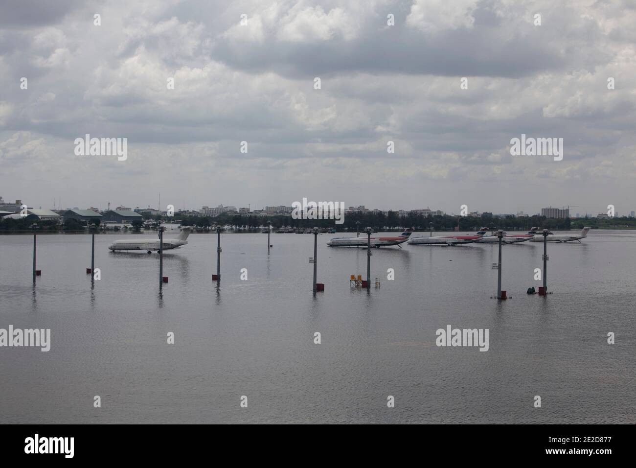 Vue de l'aéroport fermé Don Muang, comme les eaux montantes menacent des parties de Bangkok, Thaïlande, 29 octobre 2011. Des centaines d'usines ont fermé dans la province centrale de la Thaïlande d'Ayutthaya et de Nonthaburi alors que les eaux d'inondation ont commencé à atteindre Bangkok. Selon le Département de la prévention et de l'atténuation des catastrophes, près de 370 personnes sont mortes dans des incidents liés aux inondations depuis la fin de juillet, la Thaïlande ayant connu les pires inondations depuis 50 ans. Photo de Frédéric Belge/ABACAPRESS.COM Banque D'Images