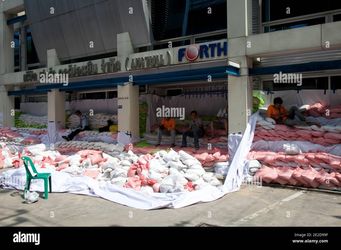 Les employés prennent refuge dans leur quatrième magasin fermé, sur la route de Phahon Yothin, à Bangkok, en Thaïlande, le 31 octobre 2011. La Thaïlande connaît la pire inondation depuis plus de 50 ans, qui a touché plus de neuf millions de personnes. Selon le Département de la prévention et de l'atténuation des catastrophes, plus de 400 personnes sont mortes dans des incidents liés aux inondations depuis la fin de juillet. Photo de Frédéric Belge/ABACAPRESS.COM Banque D'Images