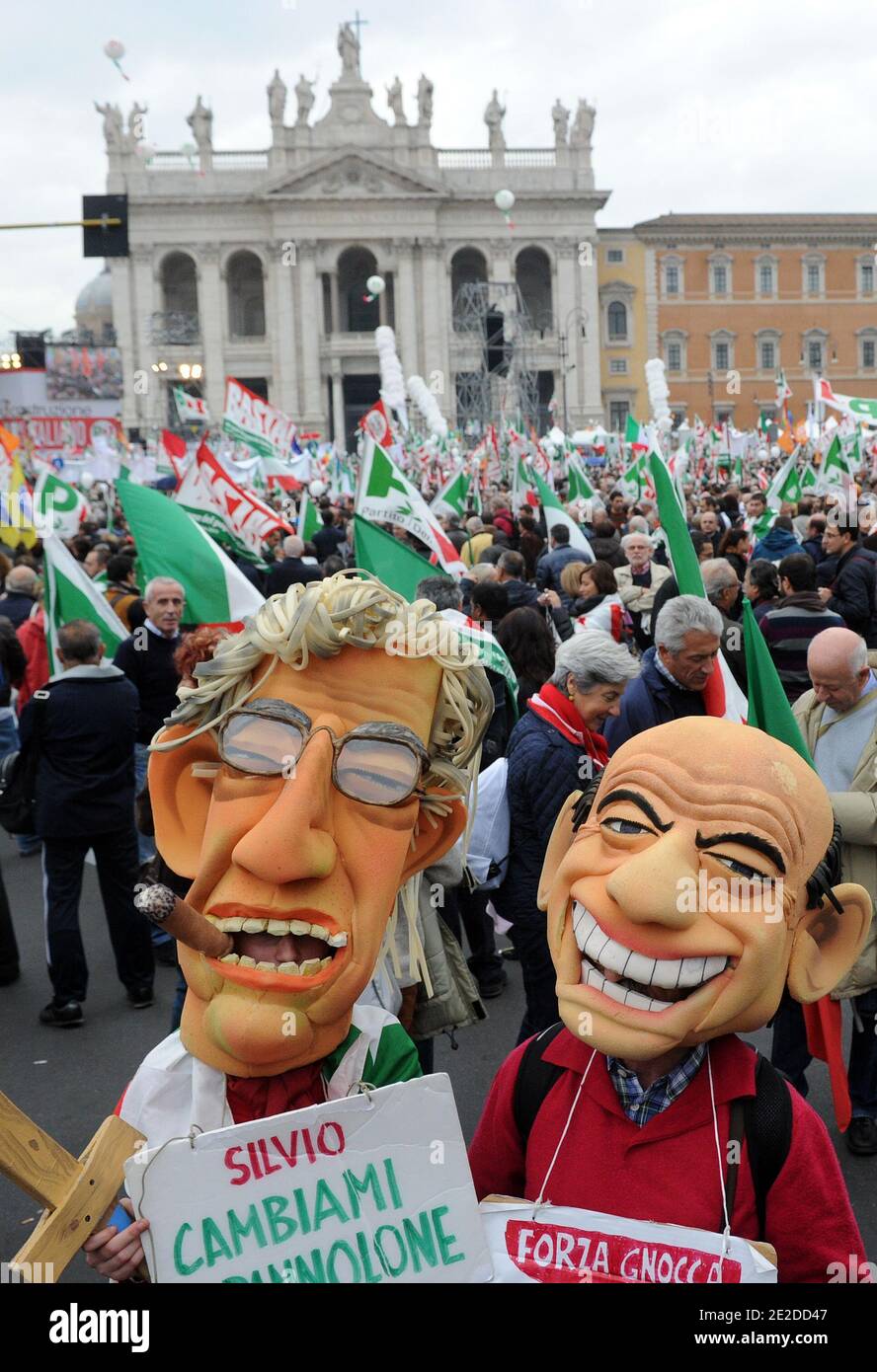 Des manifestants portant des masques du Premier ministre italien Silvio Berlusconi (R) et du chef de la Ligue du Nord Umberto Bossi assistent à une manifestation contre Silvio Berlusconi, "reconstruction sans titre". Au nom du peuple italien organisé par le Parti démocratique de gauche (PD) à Rome, Italie, le 5 novembre 2011 à Rome. Photo par Eric Vandeville/ABACAPRESS.COM Banque D'Images