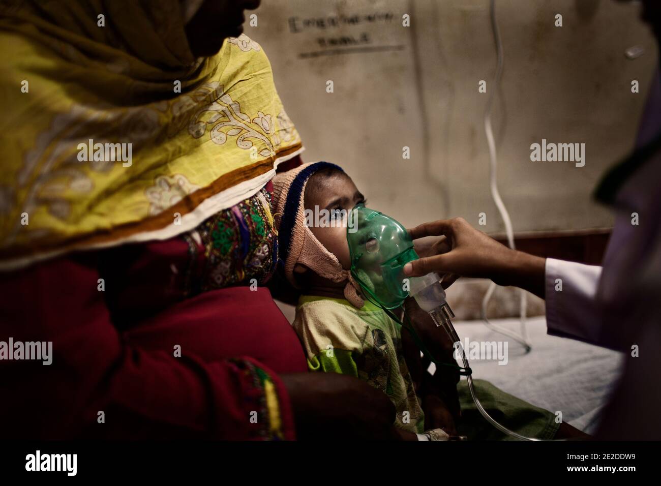 Une infirmière fournit la respiration artificielle à un enfant en utilisant un inhalateur au DTC- Tando Allah Yar, dans le district de Mir pur Khas, au Pakistan, le 28 octobre 2011. Photo par ABACAPRESS.COM Banque D'Images