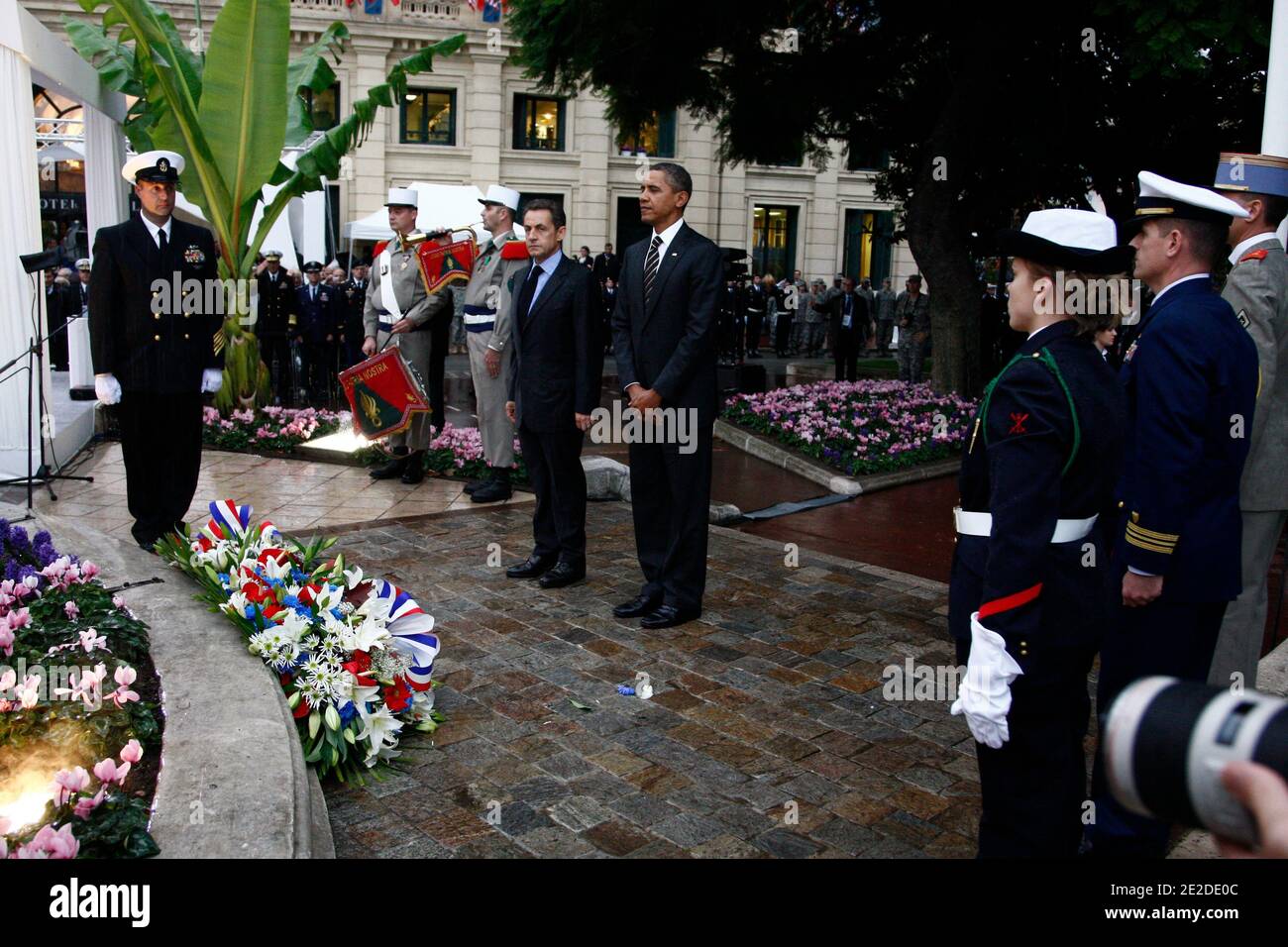 Le président français Nicolas Sarkozy et son homologue américain Barack Obama sont photographiés lors d'une cérémonie le monument dédié aux victimes de la première Guerre mondiale à Cannes, le 4 novembre 2011, à la fin du sommet du G20 pour les chefs d'État et de gouvernement. Obama et Sarkozy ont participé à une cérémonie célébrant l'alliance entre les armées américaine et française. Photo de Ludovic/Pool/ABACAPRESS.COM Banque D'Images