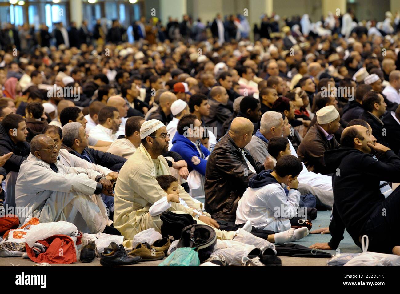 Les musulmans français prient au Parc Chanot de Marseille, France, le 6  novembre 2011, pendant l'Eid-al-Adha, fête du sacrifice. Photo de Franck  Pennant/ABACAPRESS.COM Photo Stock - Alamy