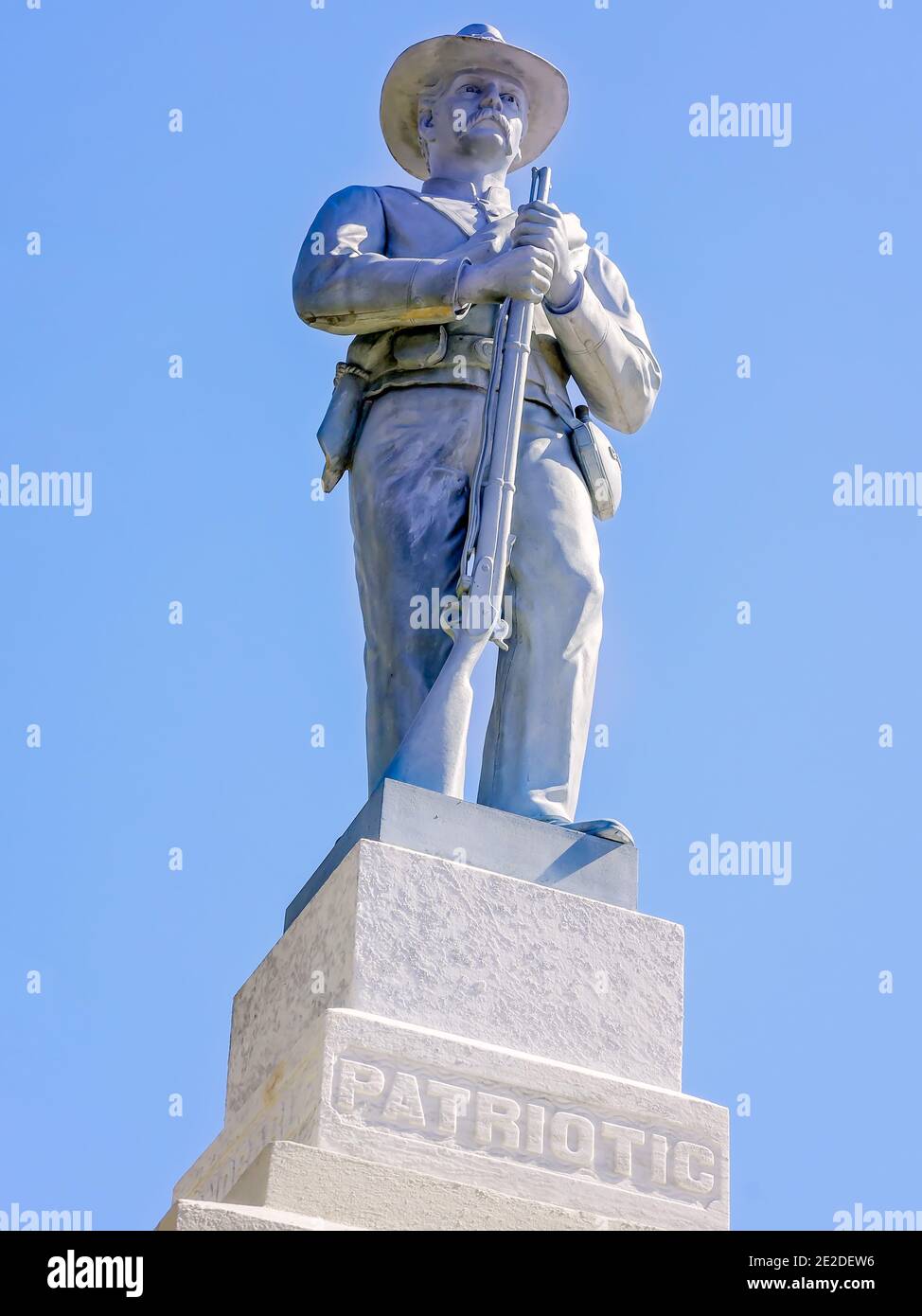 Un monument confédéré se dresse devant le palais de justice du comté d'Alcorn, le 5 mars 2012, à Corinthe, Mississippi. Banque D'Images