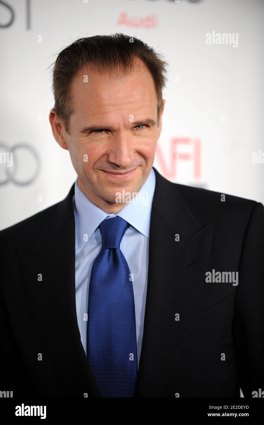 Ralph Fiennes arrivant pour la "Loi du désir" une soirée avec Pedro Almodovar hommage partie de l'AFI film Fest 2011 au théâtre chinois à Los Angeles, CA, Etats-Unis le 7 novembre 2011. Photo de Lionel Hahn/ABACAPRESS.COM Banque D'Images