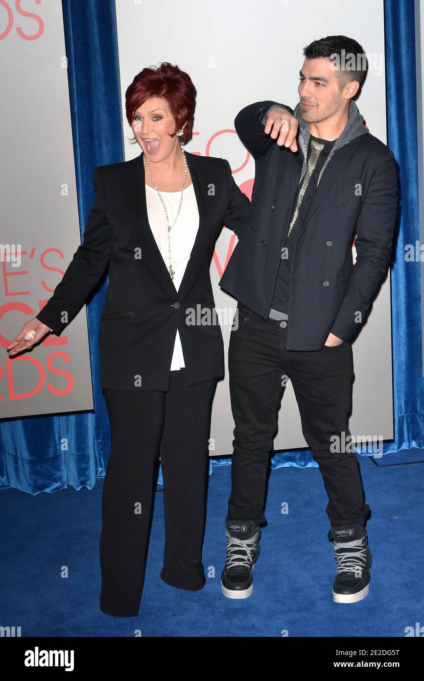 Sharon Osbourne, Joe Jonas arrivant pour les People's Choice Awards 2012 annonces de nominations tenues au Paley Center for Media à Beverly Hills, Los Angeles, CA, États-Unis, le 8 novembre 2011. Photo de Tony DiMaio/ABACAPRESS.COM Banque D'Images