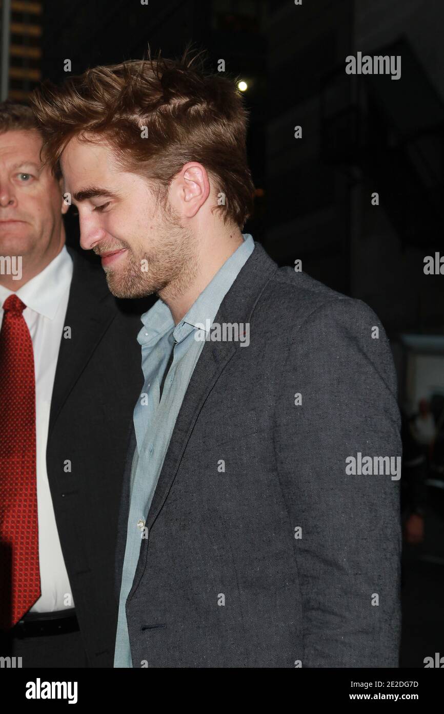 Le 8 novembre 2011, Robert Pattinson visite le « Late Show with David Letterman » au Ed Sullivan Theatre de New York, NY, États-Unis. Photo de Shae/ABACAPRESS.COM Banque D'Images