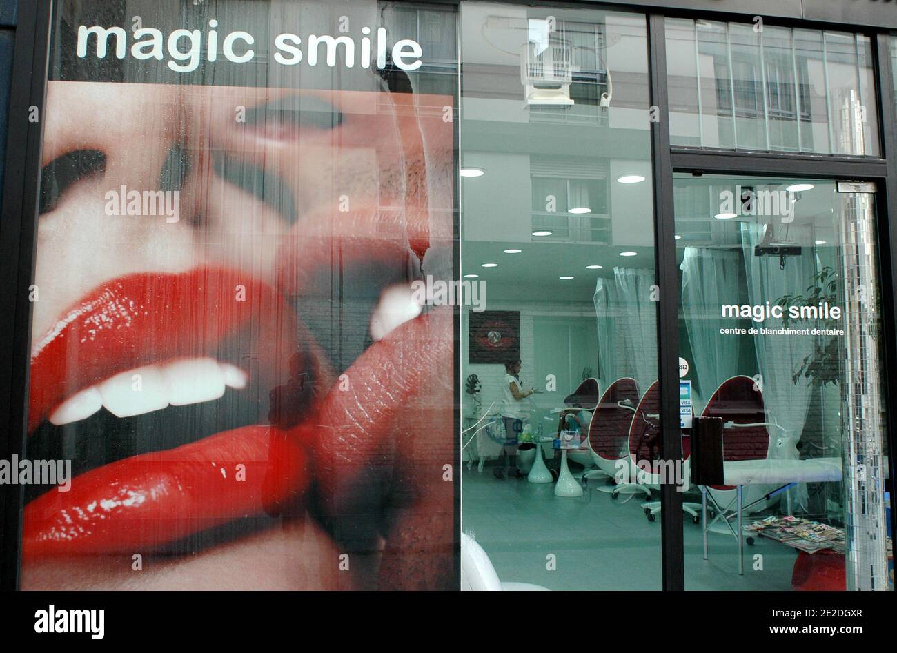 Magic Smile, la première place en France dédiée uniquement au blanchiment des dents à Paris, France, le 8 novembre 2011. Photo d'Alain Apaydin/ABACAPRESS.COM Banque D'Images