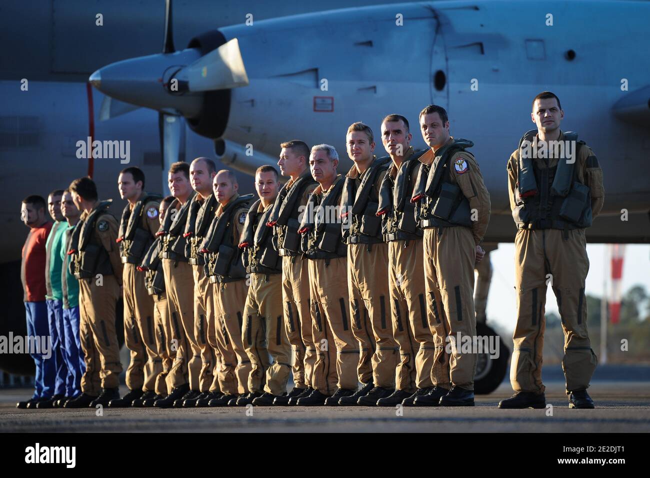 Des soldats qui ont participé à l'opération Harmattan photographiée sur la base  aérienne 118, à Mont de Marsan, en France, le 10 novembre 2011. Au cours de  sa visite, le ministre français