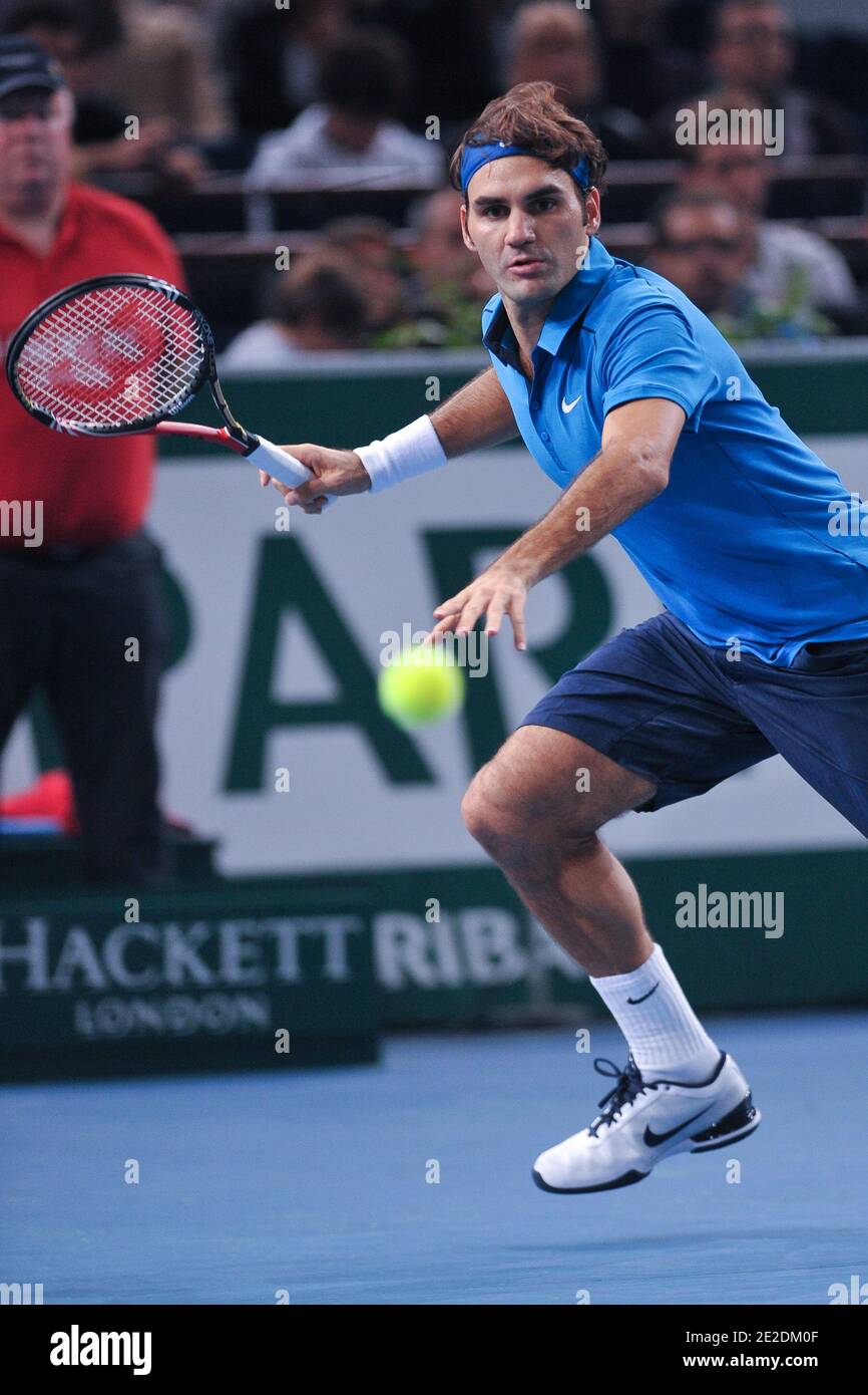 Le Suisse Roger Federer bat Thomas Berdych 6-4, 6-3 de la république  tchèque dans leur demi-finale du tournoi de tennis en salle BNP Paris  Masters au Palais Omnisports Paris-Bercy à Paris, France,