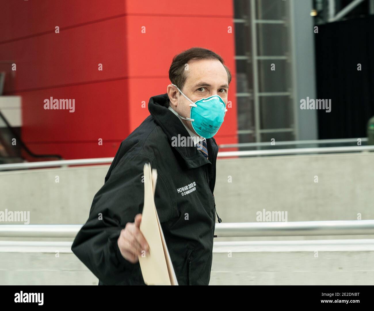 New York, NY - 13 janvier 2021 : le Dr Howard Zucker, commissaire du département de la Santé de NYS, arrive pour l'ouverture du site de vaccination au Centre Jacob Javits Banque D'Images