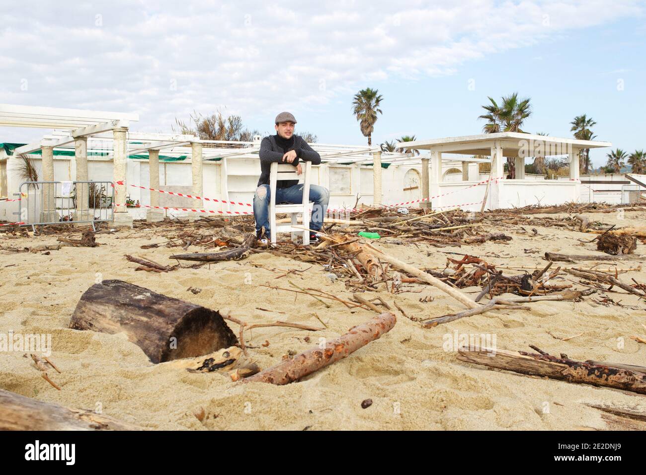 Le propriétaire Antoine Tomaselli, 21 ans, pose sur le site du restaurant  de plage 'voile Rouge' sur la plage de Pampelonne à Ramatuelle, près de  Saint-Tropez, dans le sud de la France,