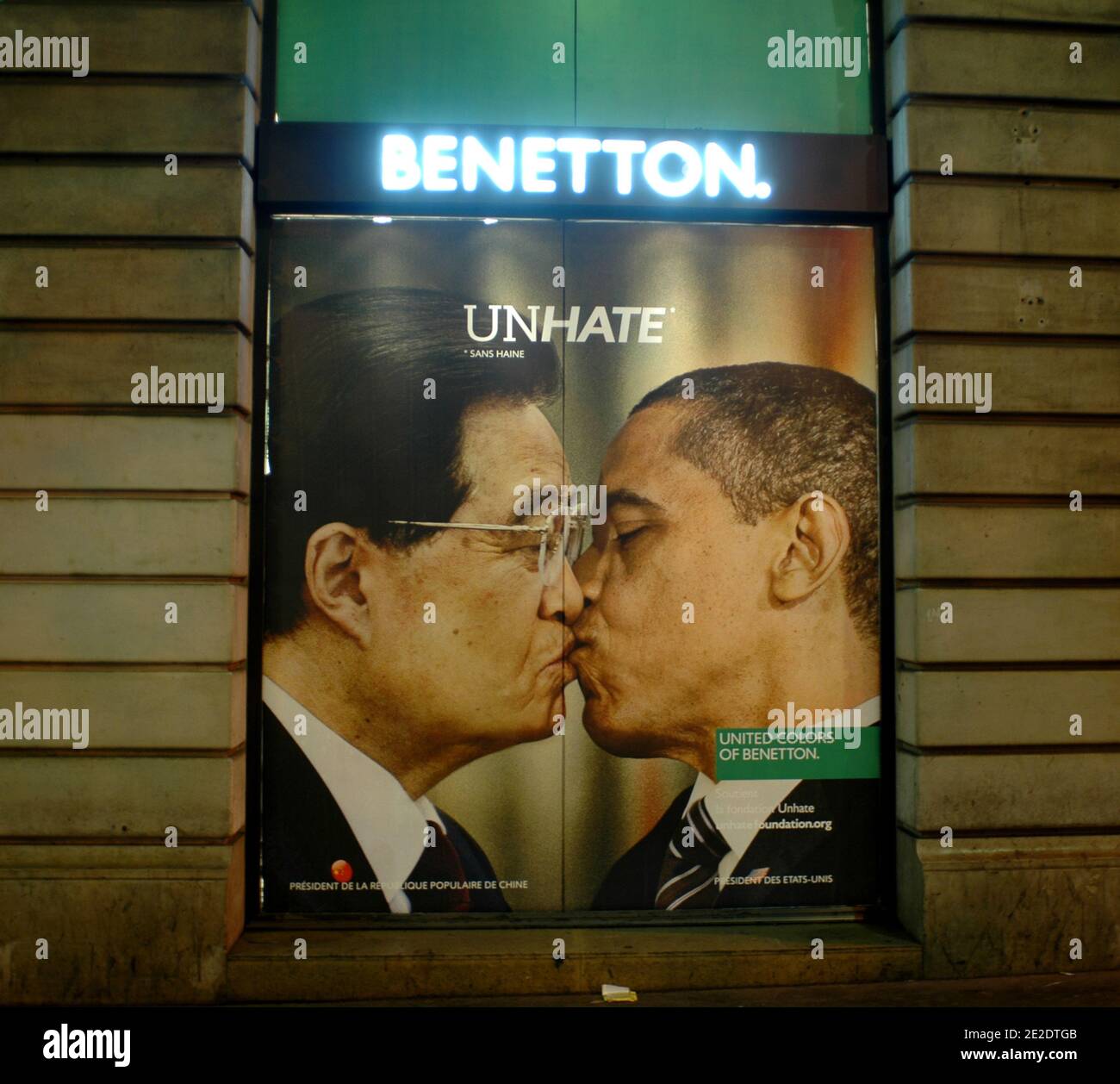 Des affiches de la campagne publicitaire « Unhate » de Benetton sont  exposées sur ses vitrines phares, place de l'Opéra à Paris, France, le 16  novembre 2011. Ils montrent différentes images d'opposants