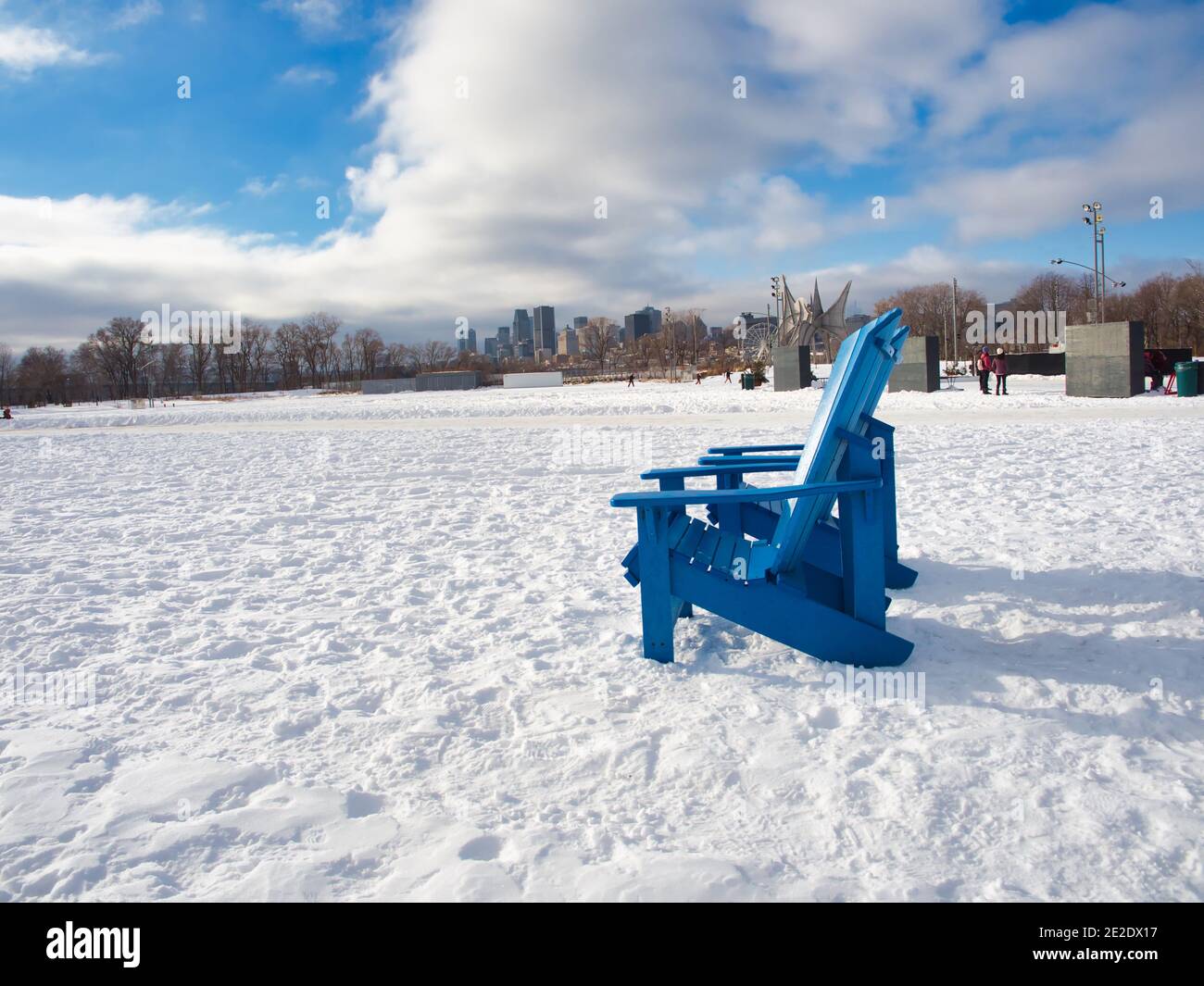 Le 09 janvier 2021 - Montréal, Canada chaises d'extérieur dans la neige au parc Jean-drapeau en hiver avec les édifices de Montréal en arrière-plan Banque D'Images
