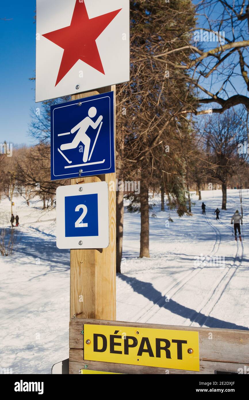 Le 09 janvier 2021 - Montréal, Canada signe des pistes de ski de fond avec des skieurs en arrière-plan au Mont-Royal Montréal en hiver Banque D'Images