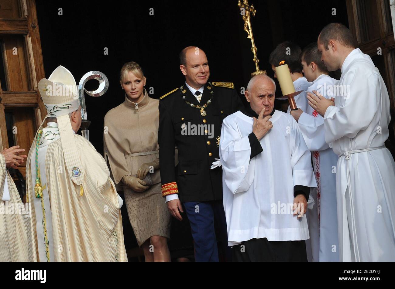 L'archevêque Bernard Barsi, la princesse Charlene et HSH le Prince Albert II de Monaco quittant une messe célébrée par l'archevêque Bernard Barsi dans la cathédrale dans le cadre des célébrations de la Journée nationale à Monaco le 19 novembre 2011. Photo de Christophe Guibbbaud/ABACAPRESS.COM Banque D'Images
