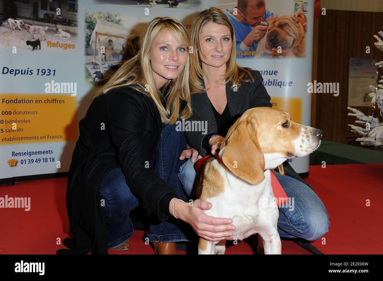 Elodie Ageron et Sandrine Arcizet participant au salon "le Noël des animaux"  à la porte de Versailles à Paris, France, le 19 novembre 2011. Photo de  Nicolas Briquet/ABACAPRESS.COM Photo Stock - Alamy