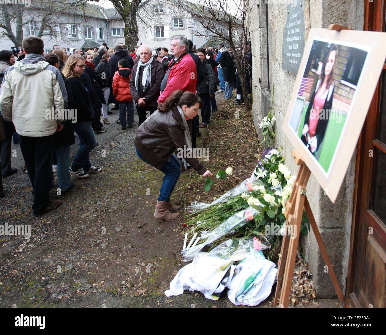 Marche blanche à la mémoire de Agnes Marin collégienne de 13 ans, violée et assassinée le 16 novembre par un lycéen de son établissement. Le Chambon sur lignon 20 novembre 2011. Photos de Vincent Dargent/ABACAPRESS.COM Banque D'Images