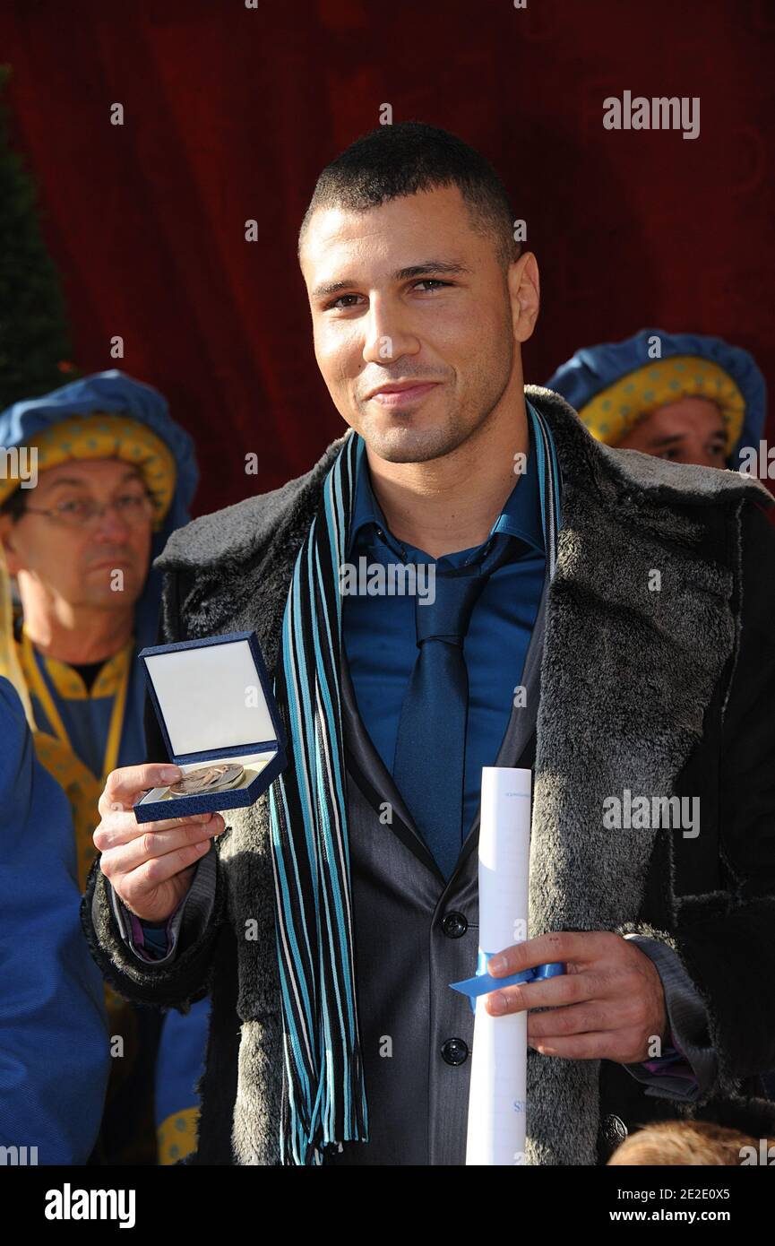 Bilel Latreche est photographié après avoir reçu la médaille de fraternité Belnus dans le cadre de la 151e vente aux enchères de vins de charité aux Hospices de Beaune, dans le centre de la France, le 20 novembre 2011. La vente aux enchères de vins de charité des Hospices de Beaune est la plus ancienne et la plus célèbre vente aux enchères de vins de charité et les fonds recueillis sont entièrement destinés aux organismes de bienfaisance de l'institution. Photo de Giancarlo Gorassini/ABACAPRESS.COM Banque D'Images