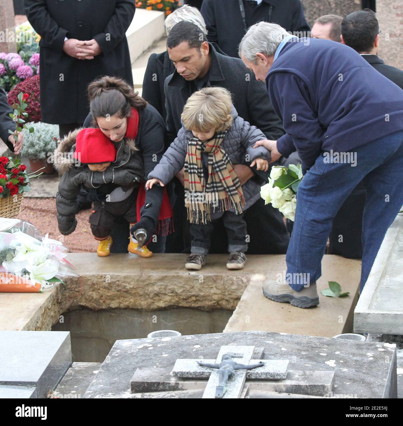 Petits-enfants de Danielle Mitterrand assistant aux funérailles de Danielle Mitterrand le 26 novembre 2011 à Cluny, France. Danielle Mitterrand, première dame de France entre 1981 et 1995 et militante des droits de l'homme, est décédée à Paris le 22 novembre 2011. Photo de Vincent Dargent/ABACAPRESS.COM Banque D'Images