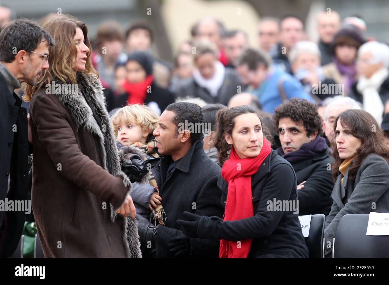 Famille Mitterrand et Gouze Reynal assistant aux funérailles de Danielle Mitterrand le 26 novembre 2011 à Cluny, France. Danielle Mitterrand, première dame de France entre 1981 et 1995 et militante des droits de l'homme, est décédée à Paris le 22 novembre 2011. Photo de Vincent Dargent/ABACAPRESS.COM Banque D'Images