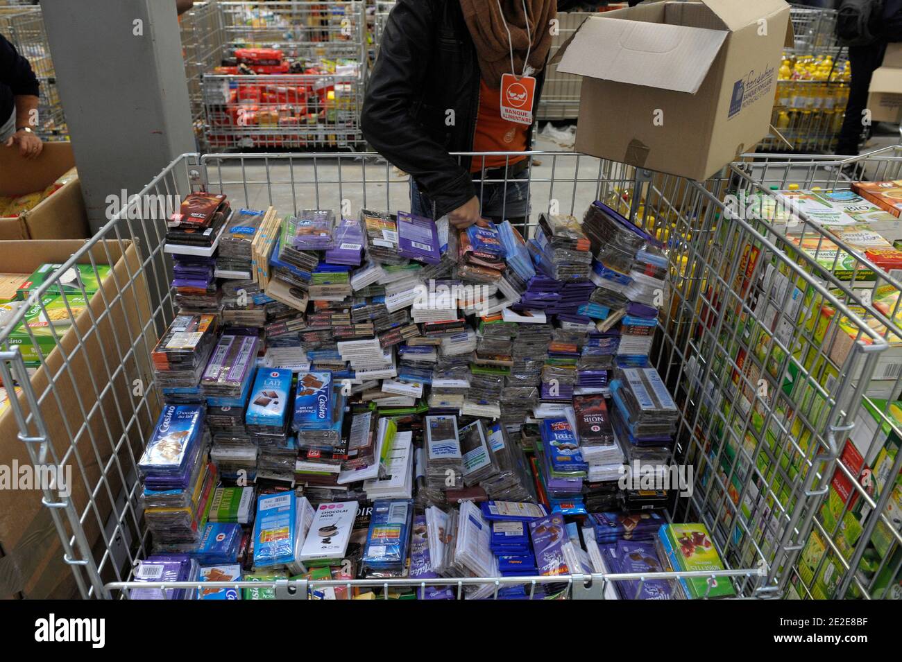 Les volontaires de la Banque alimentaire participent au stockage de la nourriture dans un entrepôt après la grande collection annuelle à Marseille, France, le 28 novembre 2011. La banque alimentaire est ensuite redérangée aux organismes de bienfaisance. Photo de Franck Pennant / ABACAPRESS.COM Banque D'Images