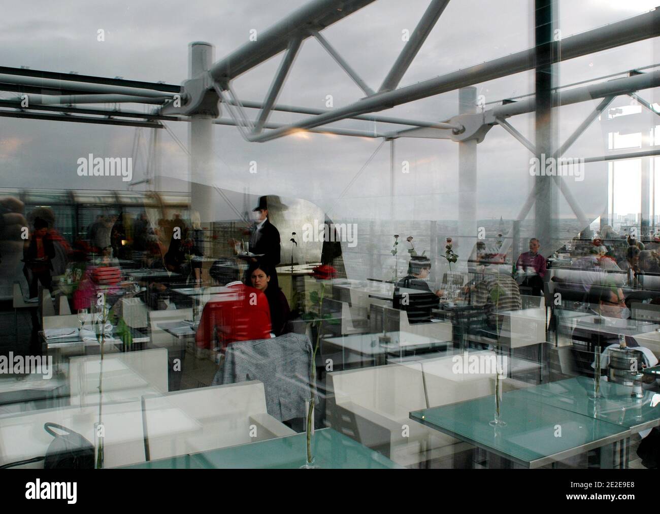 Vue sur le restaurant le Georges, au 6ème étage du Musée d'Art contemporain du Centre Georges Pompidou, à Paris, France, le 27 novembre 2011. Photo d'Alain Apaydin/ABACAPRESS.COM Banque D'Images