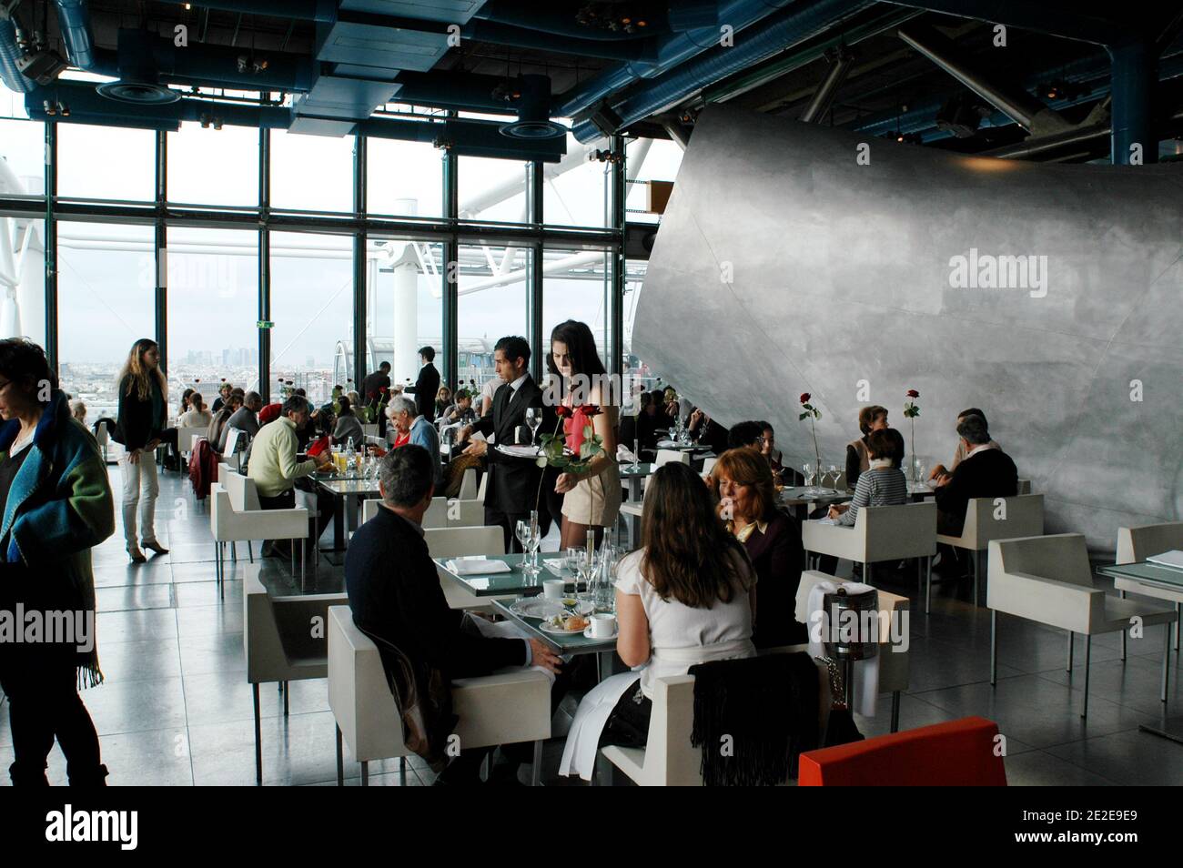 Vue sur le restaurant le Georges, au 6ème étage du Musée d'Art contemporain du Centre Georges Pompidou, à Paris, France, le 27 novembre 2011. Photo d'Alain Apaydin/ABACAPRESS.COM Banque D'Images