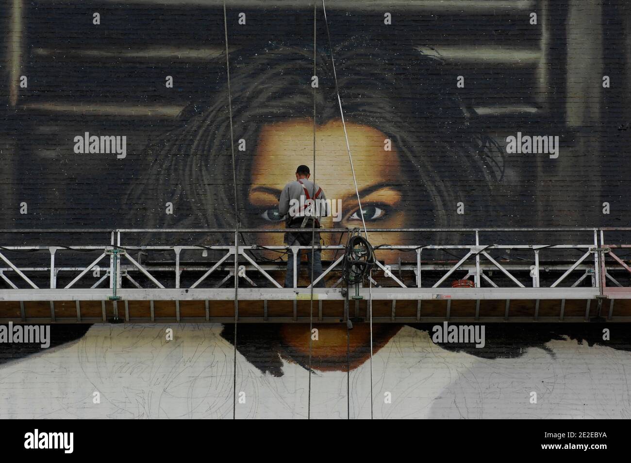 Mur peint, graffiti, étiquette publicitaire en construction, échafaudage, pont, Soho, New York, 2011.mur peint, graff, graffiti, étiquette publicitaire en cours de réalisation, echafaudage, passerelle, Soho, New York, 2011. Photos de David Lefranc / ABACAPRESS.COM Banque D'Images