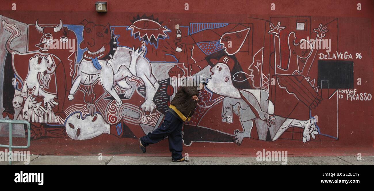 Peint mur, graff, graffiti, étiquette hommage à Picasso par James de la Vega, New York, 2011.l'artiste graffiti, peintre, photographe, enseignant, activiste, penseur, James de la Vega, a une devise: 'Devenez votre rêve.' Ses peintures murales et à la craie peuvent être n'importe où en espagnol Harlem.mur peint, graff, graffiti, étiquette hommage a Picasso par James de la Vega, New York, 2011. Le Graffeur, peintre, photographe, enseignant, militant, penseur, James de la Vega, une conception: 'Devenez votre rêve'.ses peintures murales et ses dessins à la craie peuvent être partie dans le Harlem espagnol. Photos de David Lefranc / Banque D'Images