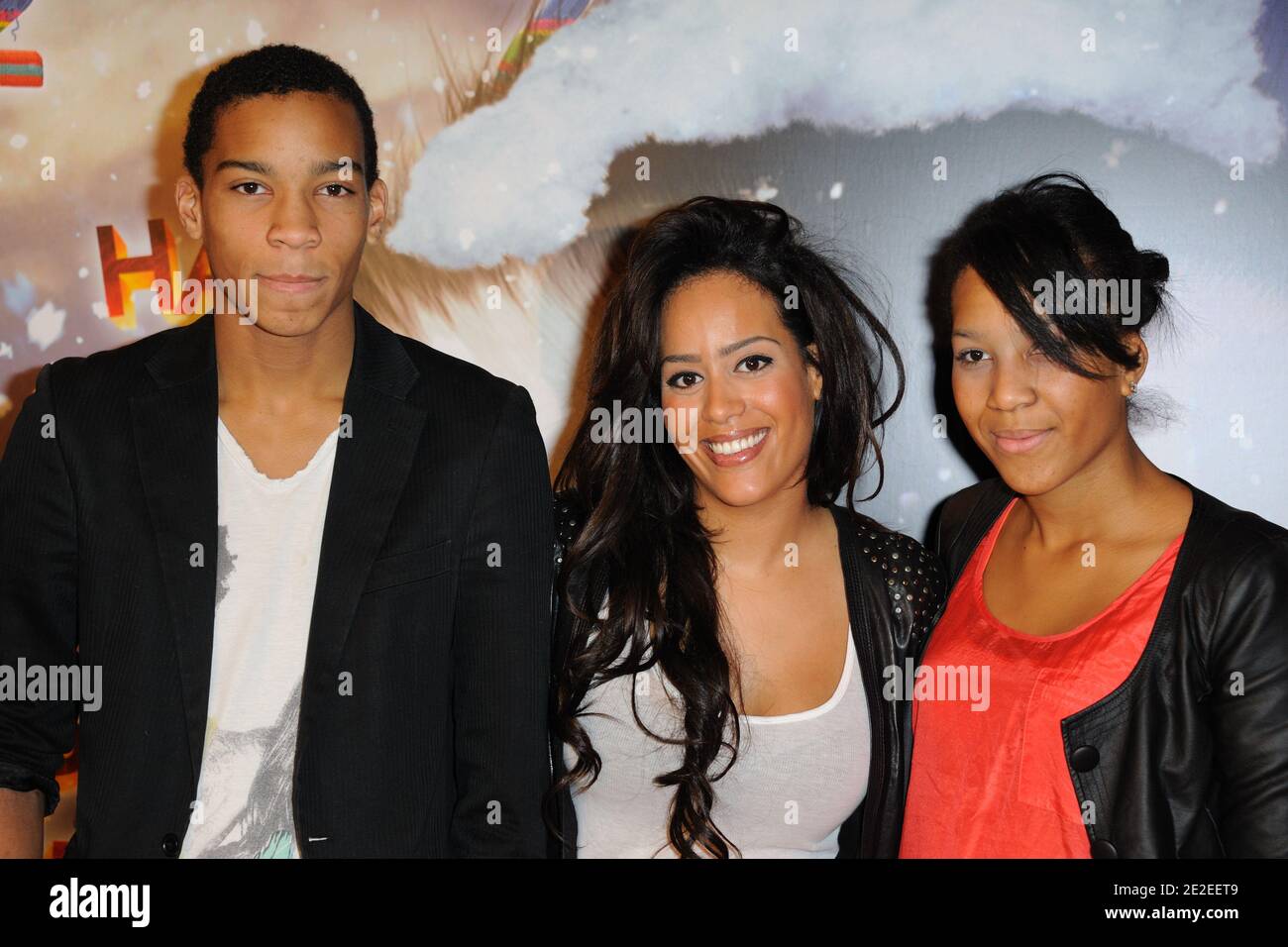 Amel Bent , son frère et sa sœur assistant à la première de 'Happy Feet 2' qui s'est tenue à l Amel Bent , son frère et sa sœur assistant à la première de 'Happy Feet 2' qui s'est tenue à l