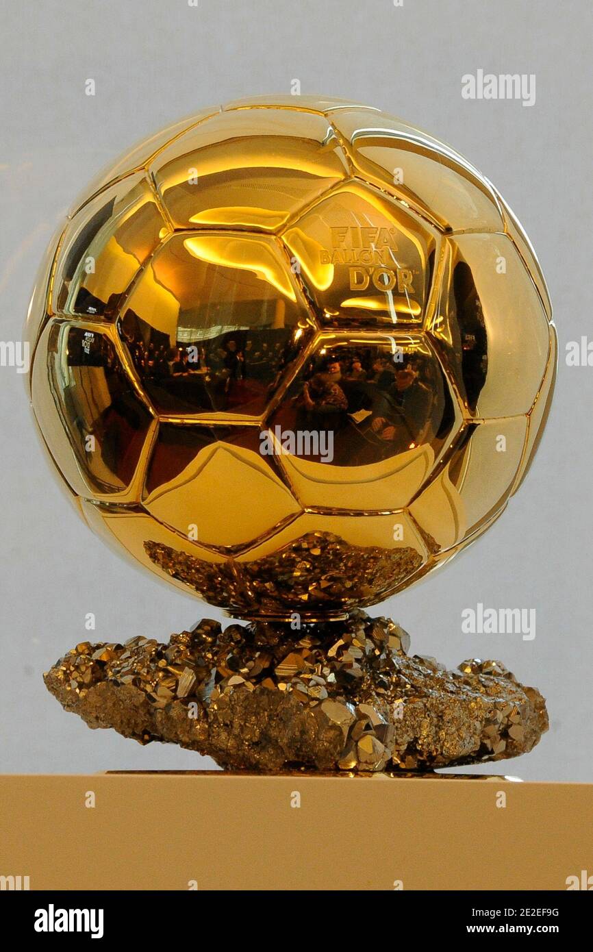Le ballon d'or FIFA-France-football lors d'une conférence de presse  présentant les nominés pour le prix FIFA-France-football Golden ball 2011 à  Boulogne-Billancourt, en France, le 5 décembre 2011. Photo de Henri  Szwarc/ABACAPRESS.COM Photo